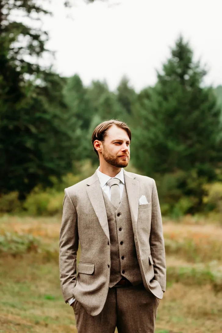 groom posing in forest in Oregon