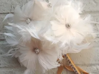 feather wedding bouquet - flower alternatives